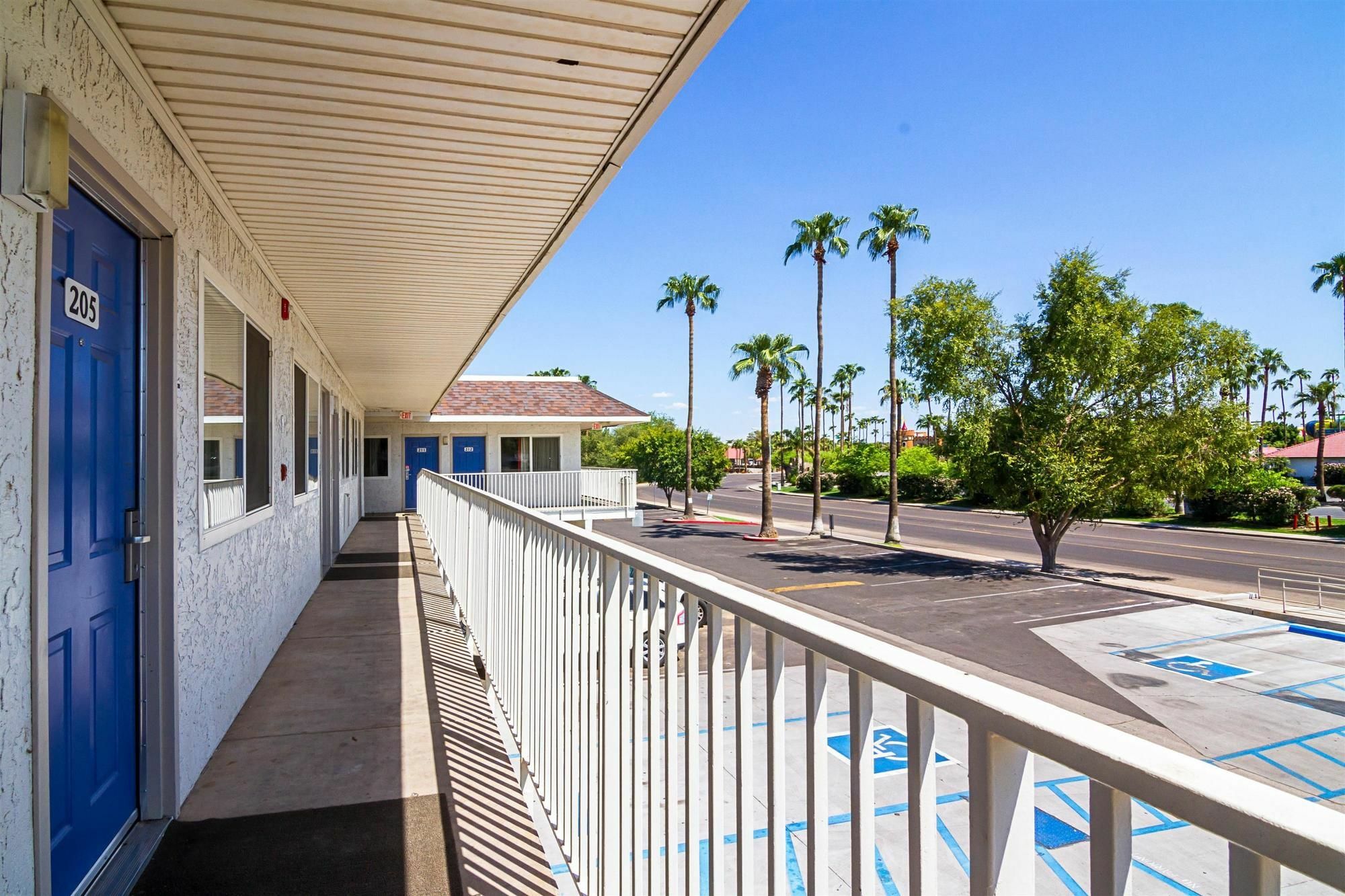 Motel 6 Mesa North Экстерьер фото